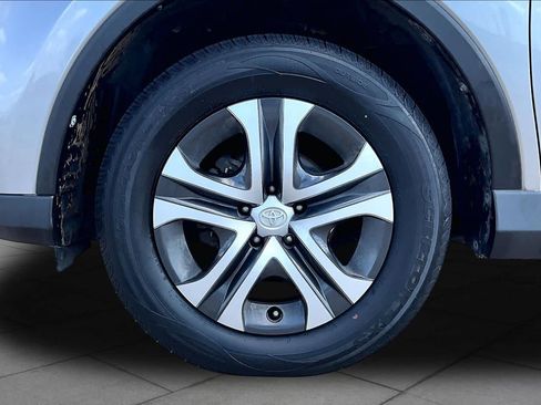 Used 2017 Toyota RAV4 LE FWD image 11