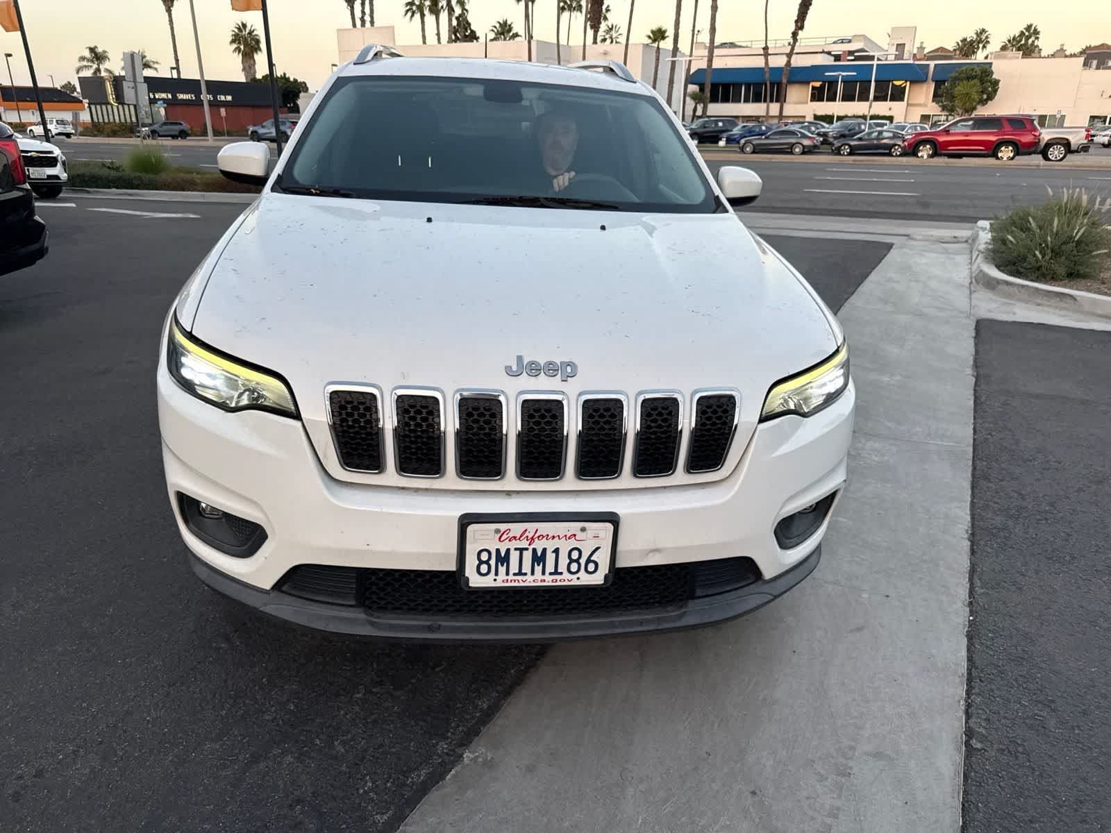 Used 2019 Jeep Cherokee Latitude w/ Popular Appearance Group FWD image 2