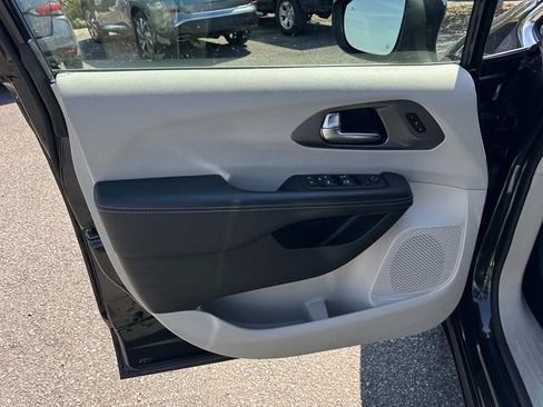 Used 2023 Chrysler Pacifica Touring-L FWD image 25
