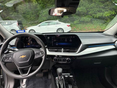 Used 2025 Chevrolet Trax LT FWD image 34