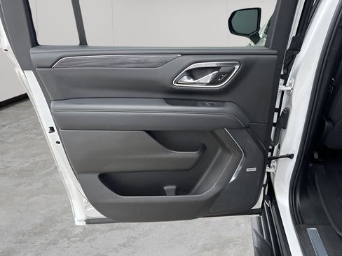 Used 2021 GMC Yukon XL SLT w/ SLT Premium Package image 16