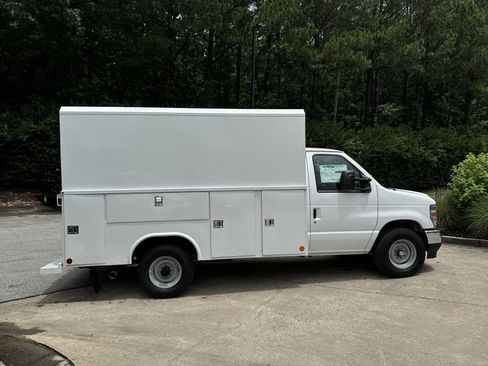 New 2025 Ford E-450 and Econoline 450 Super Duty w/ Power Equipment Group image 9