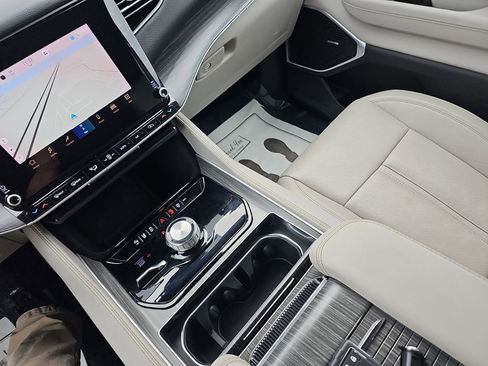 Used 2024 Jeep Wagoneer L Series II image 30