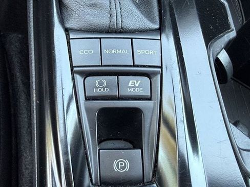 Used 2025 Toyota Camry SE FWD image 19
