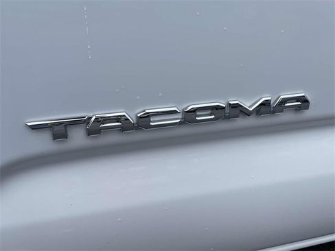 Used 2017 Toyota Tacoma SR5 image 9
