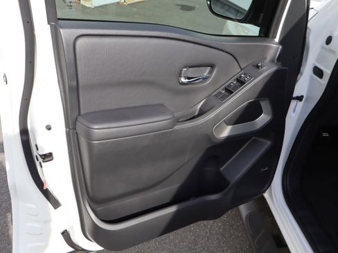 Used 2023 Nissan Frontier SV w/ Technology Package image 18