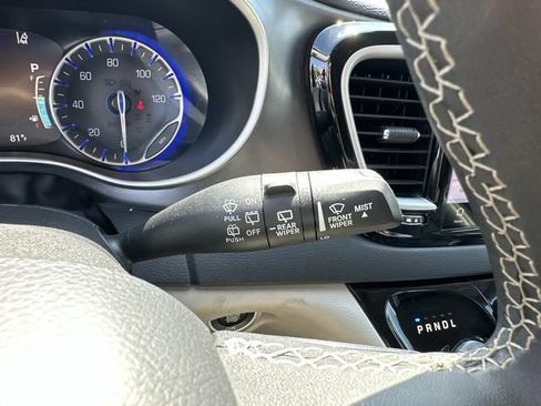 Used 2024 Chrysler Pacifica Touring-L FWD image 20