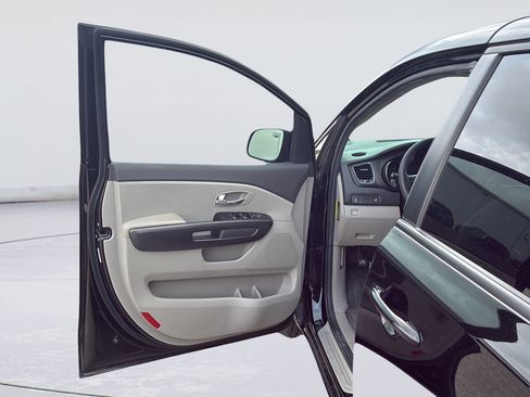 Used 2018 Kia Sedona L FWD image 20