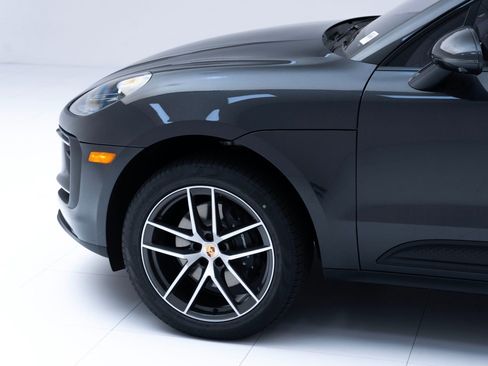 Certified 2025 Porsche Macan image 11