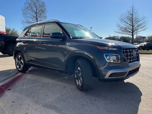 Used 2025 Hyundai Venue SEL image 4