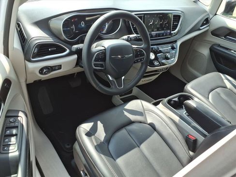 Used 2024 Chrysler Pacifica Limited FWD image 18