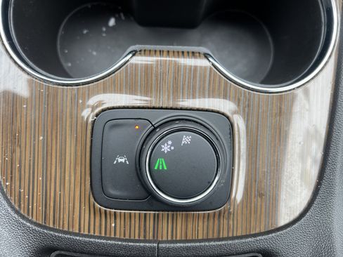 Certified 2023 GMC Acadia SLE image 28