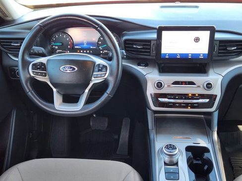 Used 2023 Ford Explorer XLT image 28