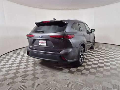 Used 2023 Toyota Highlander XLE FWD image 3