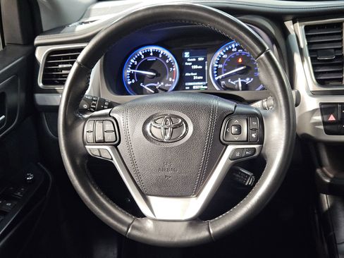 Used 2019 Toyota Highlander XLE FWD image 27