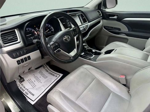 Used 2015 Toyota Highlander XLE image 19
