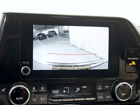 Used 2024 Toyota Highlander XLE AWD/4WD image 19