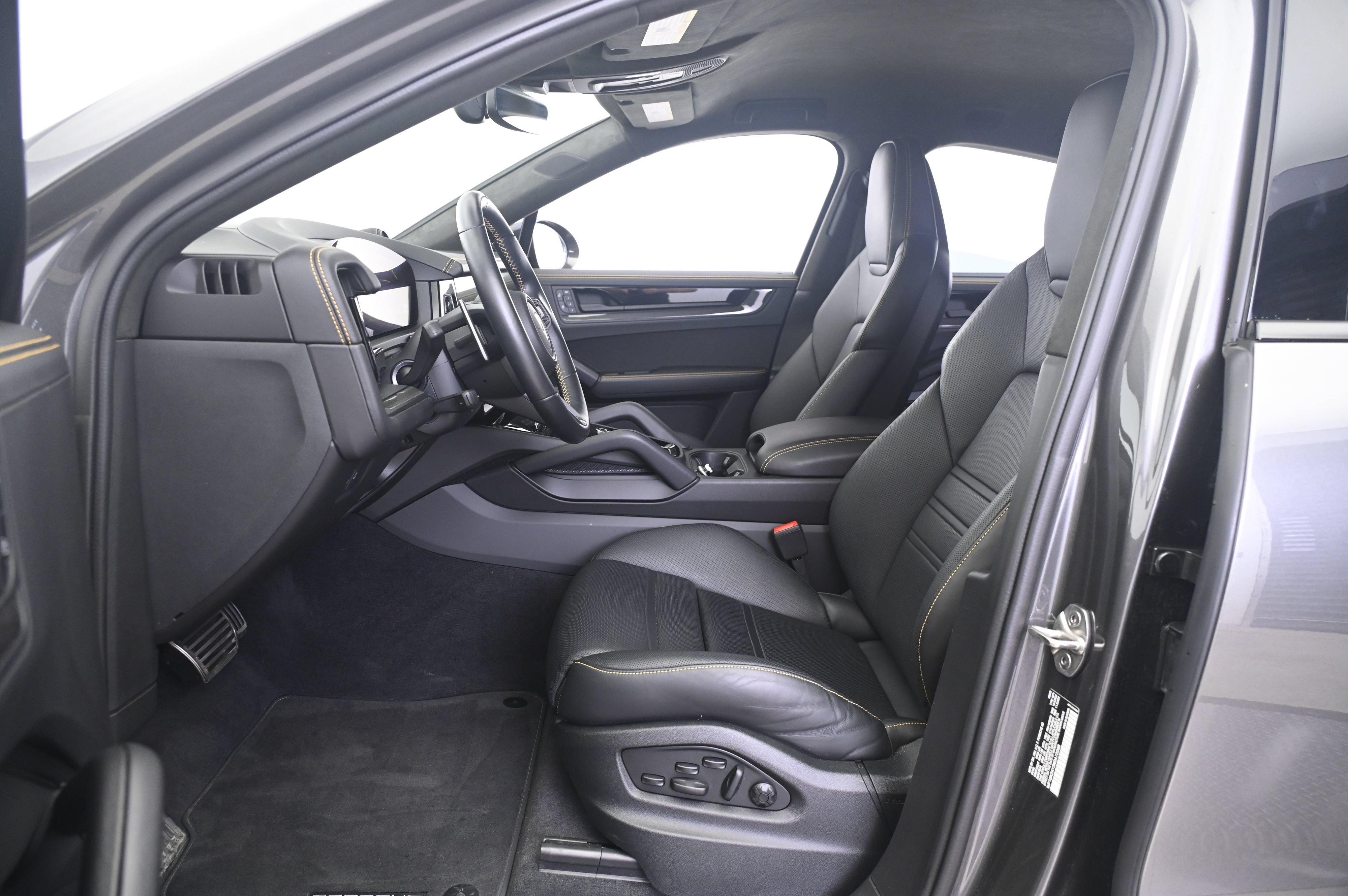 Used 2024 Porsche Cayenne Turbo GT AWD/4WD image 29