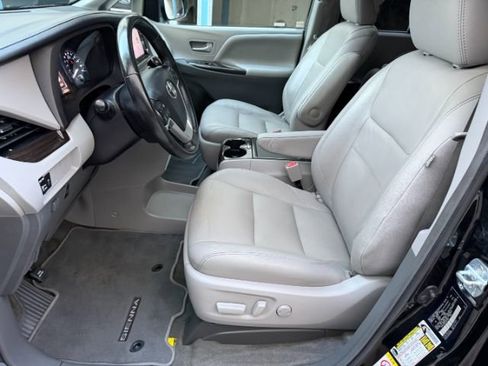 Used 2018 Toyota Sienna XLE image 28