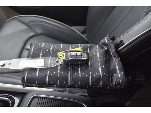 Used 2023 Chrysler Pacifica Limited w/ Uconnect Theater Family Group image 40