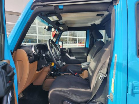 Used 2017 Jeep Wrangler Unlimited Sahara w/ Connectivity Group image 25