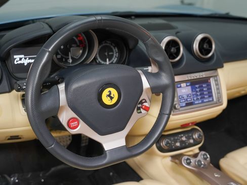 Used 2012 Ferrari California RWD image 38