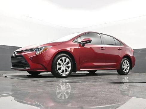 Used 2025 Toyota Corolla LE image 27