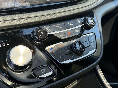 Used 2025 Chrysler Pacifica Limited image 22