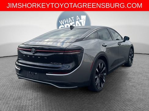 Used 2023 Toyota Crown Platinum image 3