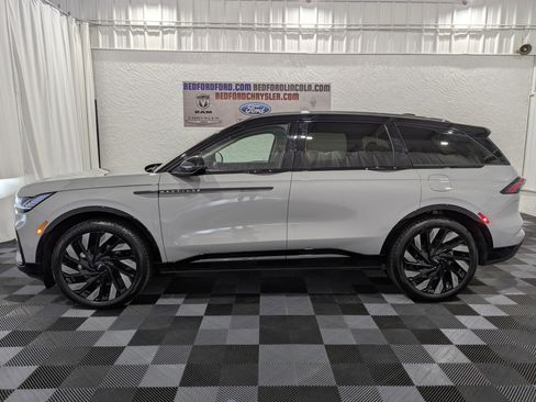 Used 2026 Lincoln Nautilus Reserve w/ Jet Appearance Package AWD/4WD image 2