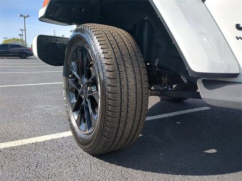 Used 2022 Jeep Wrangler Unlimited Sahara image 38
