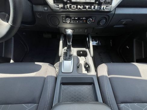 Used 2025 Nissan Frontier SV w/ SV Convenience Package RWD image 3