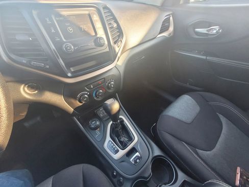 Used 2015 Jeep Cherokee Sport image 10