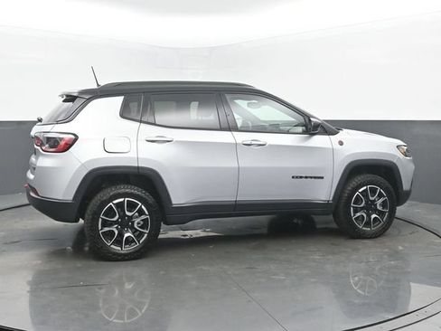 Used 2024 Jeep Compass Trailhawk w/ Sun and Sound Group AWD/4WD image 6
