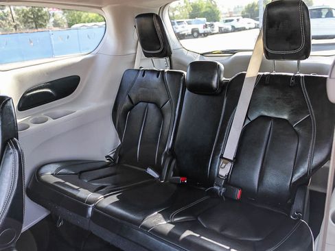 Used 2024 Chrysler Pacifica Touring-L FWD image 19