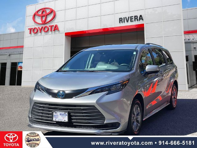 Certified 2024 Toyota Sienna LE AWD/4WD image 4