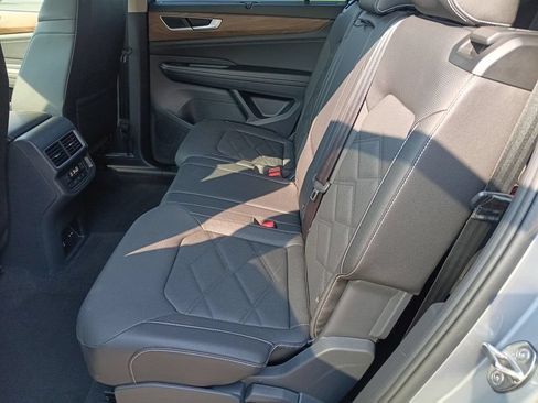 Used 2025 Volkswagen Atlas SE AWD/4WD image 28