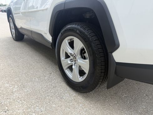 Used 2021 Toyota RAV4 LE AWD/4WD image 14