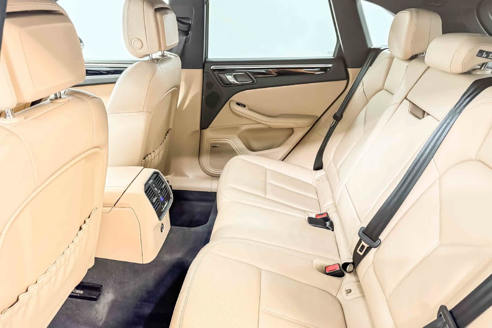 Certified 2023 Porsche Macan AWD/4WD image 21