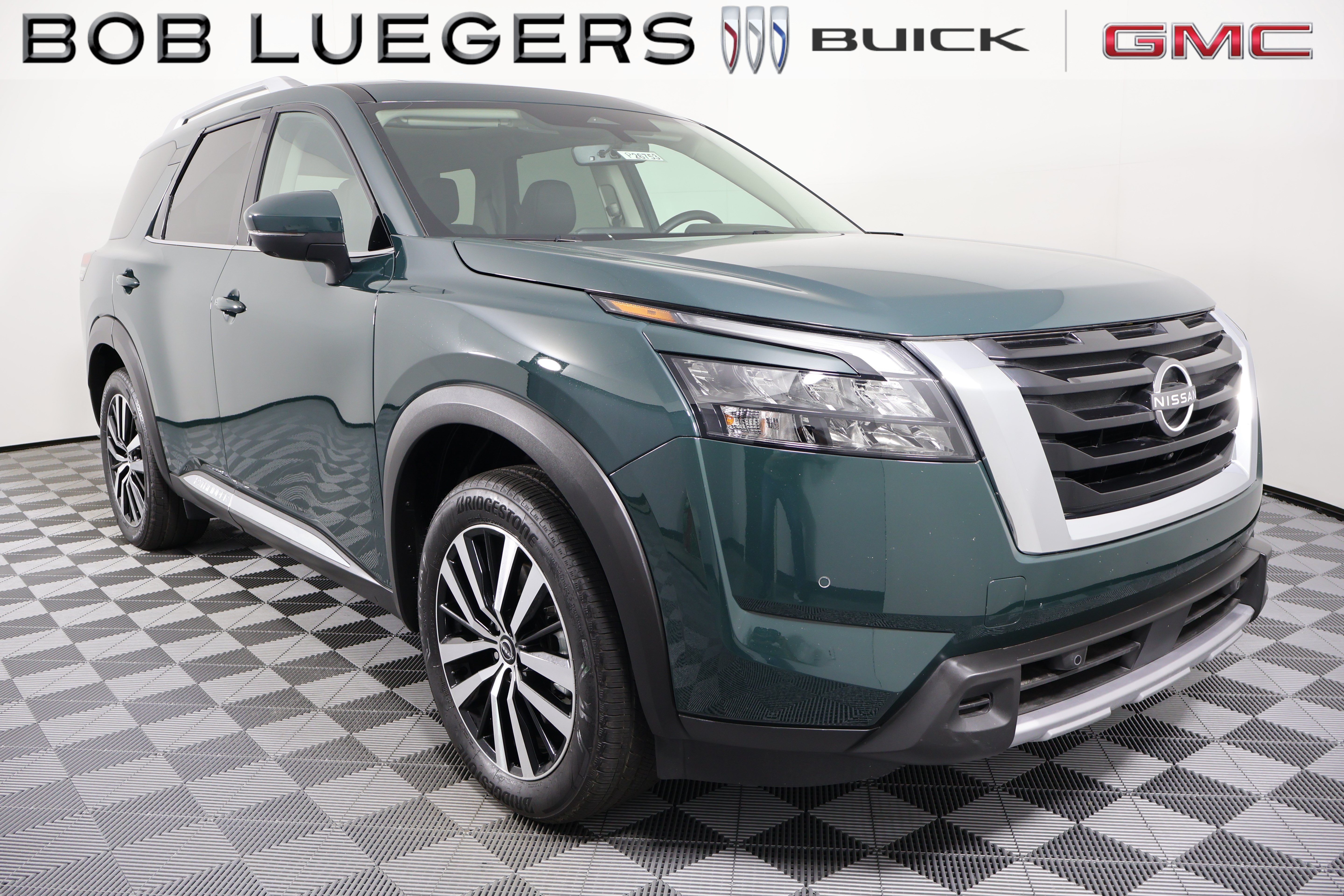 Used 2025 Nissan Pathfinder Platinum FWD image 1