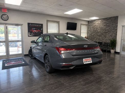 Used 2023 Hyundai Elantra SEL w/ Cargo Package FWD image 4