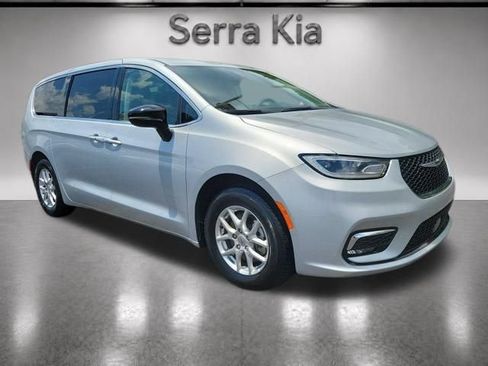 Used 2024 Chrysler Pacifica Touring-L FWD image 7