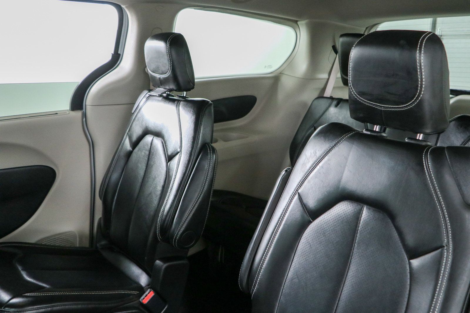 Used 2024 Chrysler Pacifica Touring-L FWD image 23