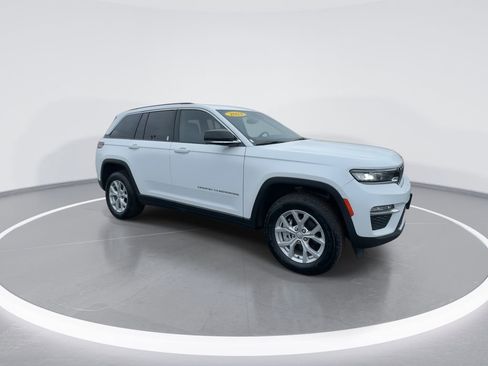 Used 2023 Jeep Grand Cherokee Limited AWD/4WD image 2