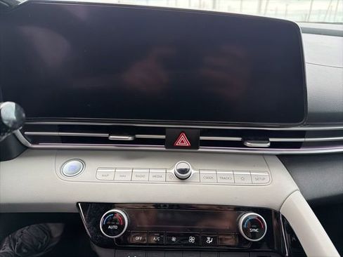 Used 2023 Hyundai Elantra Limited image 18