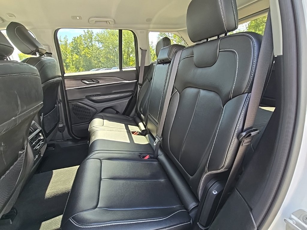 Used 2023 Jeep Grand Cherokee Limited w/ Black Appearance Package AWD/4WD image 24