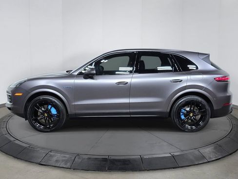 Used 2022 Porsche Cayenne Platinum Edition AWD/4WD image 2