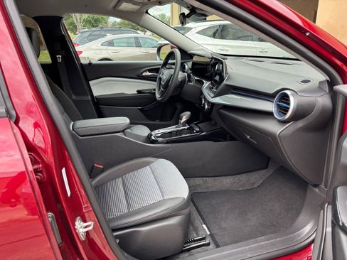 Used 2025 Chevrolet Trax LT FWD image 36