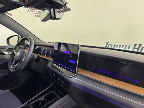 Used 2025 Volkswagen Tiguan SEL R-Line AWD/4WD image 33