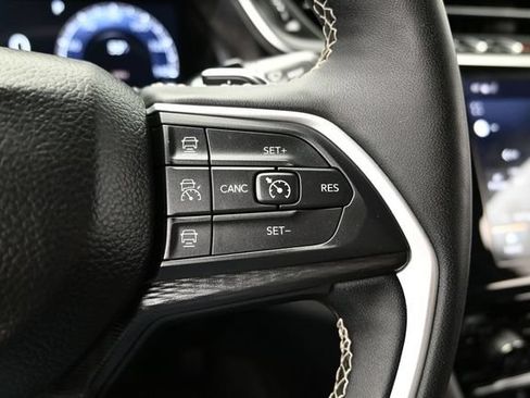 Used 2025 Jeep Grand Cherokee Altitude AWD/4WD image 27